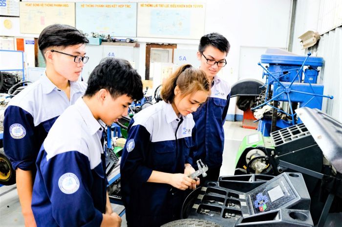  Sinh viên ngành Công nghệ ô tô Trường ĐH Công nghệ kỹ thuật TPHCM trong giờ học thực hành - Ảnh: THANH HÙNG 