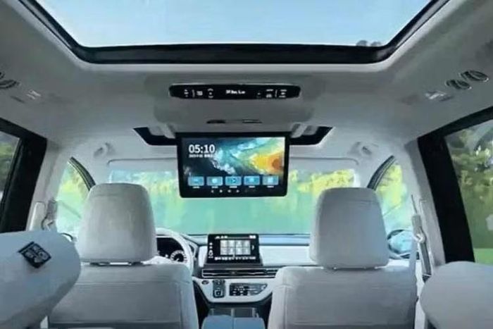 Đáng chú ý, phiên bản tiêu chuẩn trước đây đã bị loại bỏ. Phiên bản tiêu chuẩn mới của Honda Odyssey 2027 tại thị trường Trung Quốc là Pro. Phiên bản này gây chú ý với màn hình trung tâm 12,3 inch, lớn hơn màn hình 10,1 inch trên các phiên bản cao cấp hơn.