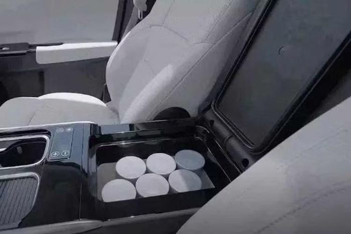 Tuy nhiên, màn hình trên Honda Odyssey 2027 bản tiêu chuẩn không hỗ trợ điều khiển bằng giọng nói hoặc dẫn đường mà chủ yếu đóng vai trò kết nối điện thoại thông minh thông qua Apple CarPlay, Huawei HiCar và Carlink.