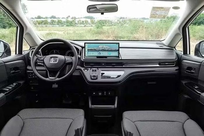 Chưa hết, Honda Odyssey 2027 mới còn có tủ lạnh tích hợp, hệ thống camera 720 độ, gương chiếu hậu kỹ thuật số và màn hình giải trí gắn trên trần dành cho hành khách phía sau. Đây là những trang bị phổ biến trên các mẫu SUV và MPV năng lượng mới (NEV) của các thương hiệu nội địa Trung Quốc.