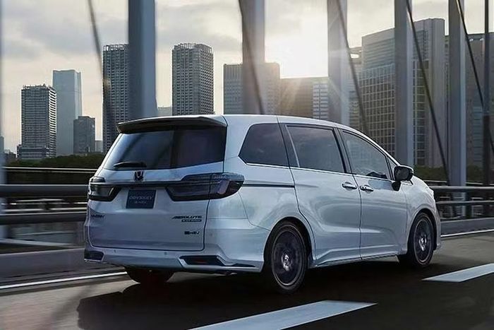 Tất cả các phiên bản của mẫu MPV này đều sử dụng hệ truyền động hybrid e:HEV với động cơ hút khí tự nhiên, dung tích 2.0L, cho tổng công suất kết hợp 212 mã lực thông qua hộp số tự động E-CVT. Mức tiêu thụ nhiên liệu theo chu trình WLTC dao động từ 5,88-6,17 lít/100 km.