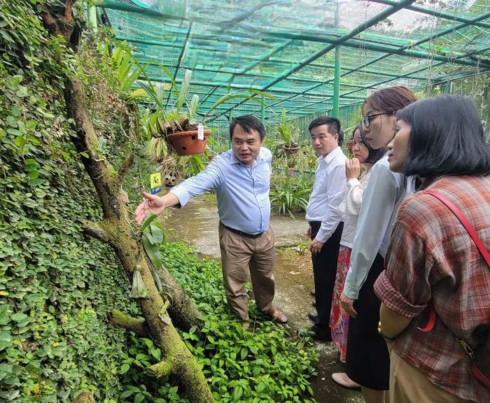 Các cán bộ VUSTA tham quan các khu vực nghiên cứu, khu cứu hộ động vật, khu bảo tồn thực vật và các mô hình phục hồi rừng, giáo dục môi trường trực quan tại Trung tâm Đa dạng sinh học Mê Linh