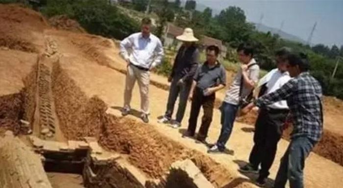 Ngoài đan hoàn, mộ còn phát hiện nhiều đồ trang sức và vật dụng có giá trị, trong đó có trâm vàng, vòng vàng, hổ phách cùng các loại vật phẩm trang trí tinh xảo. Ảnh: @Sohu.