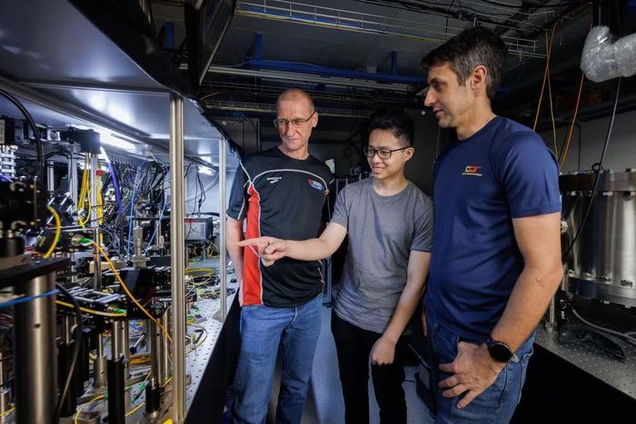 Các thành viên nhóm nghiên cứu trong phòng thí nghiệm đồng hồ lutetium tại Đại học Quốc gia Singapore. Ảnh: Centre for Quantum Technologies.