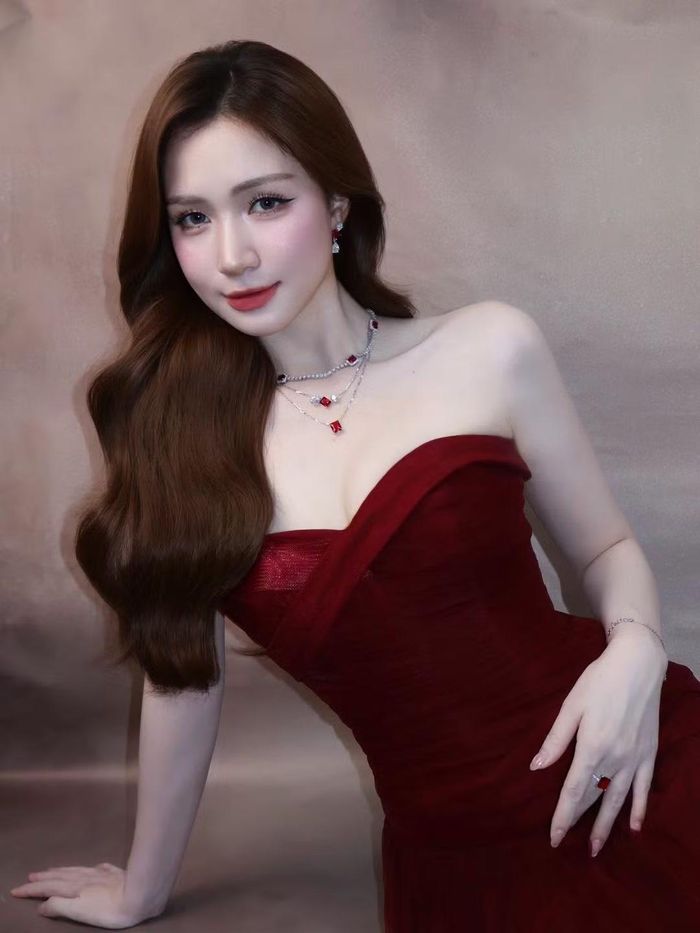 Sự thay đổi trong phong cách thời trang cũng phần nào giúp Hòa Minzy xây dựng hình ảnh đa dạng hơn trong mắt công chúng. Cô không bó hẹp bản thân trong một phong cách cố định mà liên tục thử nghiệm những cách phối đồ mới. Ảnh: FB Hoà Minzy