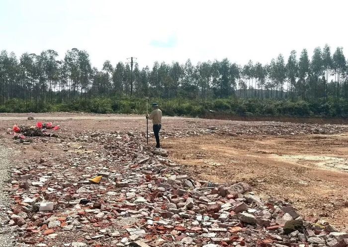 Chất thải xây dựng san lấp trong khu vực Cụm công nghiệp Na Dương 3. (Ảnh: CA Lạng Sơn).