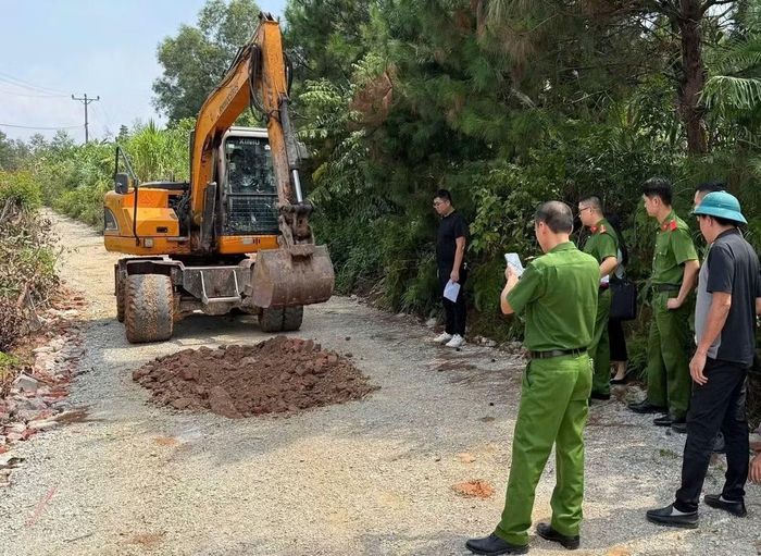Cơ quan chức năng xác định khối lượng chất thải rắn thông thường. (Ảnh: CA Lạng Sơn).