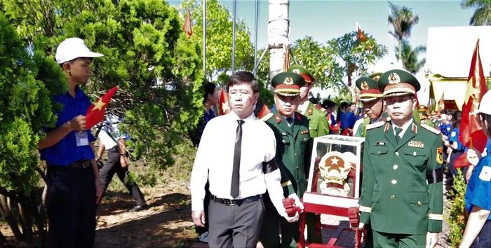 Đại diện lãnh đạo Quân khu 4 và tỉnh Quảng Trị di chuyển hài cốt liệt sĩ đến nơi an táng. Ảnh: Xuân Diện.