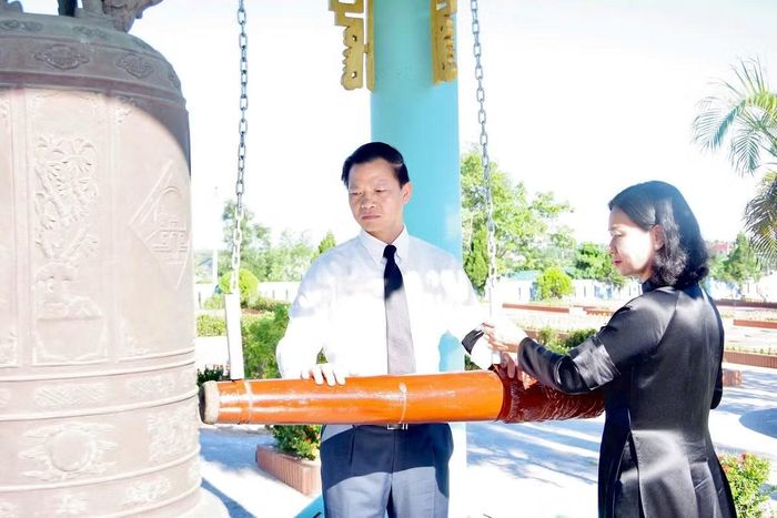 Bà ﻿Nguyễn Thị Tuyến, Uỷ viên Trung ương đảng, Phó Bí thư Đảng ủy Chính phủ và ông Vương Quốc Tuấn, Ủy viên Trung ương Đảng, Bí thư Tỉnh ủy Quảng Trị thỉnh chuông hành lễ. Ảnh: Xuân Diện.