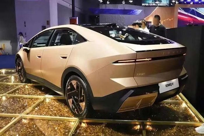 Bên cạnh đó, xe còn có phiên bản tầm xa với bộ pin LFP dung lượng 66,8 kWh do CATL sản xuất, kết hợp với mô-tơ điện mạnh 225 mã lực. Phiên bản này có phạm vi hoạt động 650 km theo chu trình CLTC.
