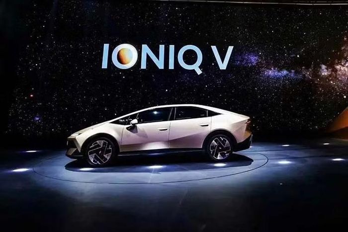 Về ngoại hình Hyundai Ioniq V được áp dụng ngôn ngữ thiết kế mới với các cột thanh mảnh và đường nét nắp ca-pô mềm mại. Bên cạnh đó là các đường nét thẳng và mảng cắt gọn gàng, mang đến vẻ ngoài thể thao, gợi liên tưởng đến siêu xe Lamborghini.