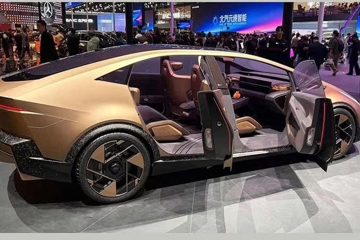 Khoang nội thất của xe nổi bật với cụm màn hình kép kích thước 27 inch và màn hình hiển thị thông tin trên kính lái (HUD). Cần số được bố trí phía sau vô lăng hình bầu dục. Bệ trung tâm tích hợp đế sạc điện thoại không dây, ngăn chứa đồ dung tích 15 lít và hai hộc đựng cốc.