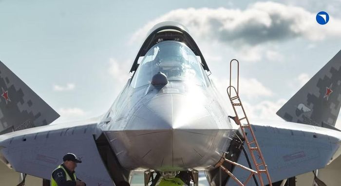 Cận cảnh chiếc Su-57 mới được bàn giao cho Không quân Nga. Ảnh: UAC