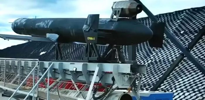 Theo cơ quan An ninh Ukraine (SBU), mặc dù vừa đưa vào sử dụng, nhưng Nga đã hiện đại hóa UAV phản lực mới nhất của họ là mẫu Geran-5. Theo truyền thông Ukraine, thay đổi chính liên quan đến việc bố trí động cơ phản lực, được di chuyển từ bên ngoài vào bên trong, giúp tăng đáng kể tốc độ và tầm bay của UAV.