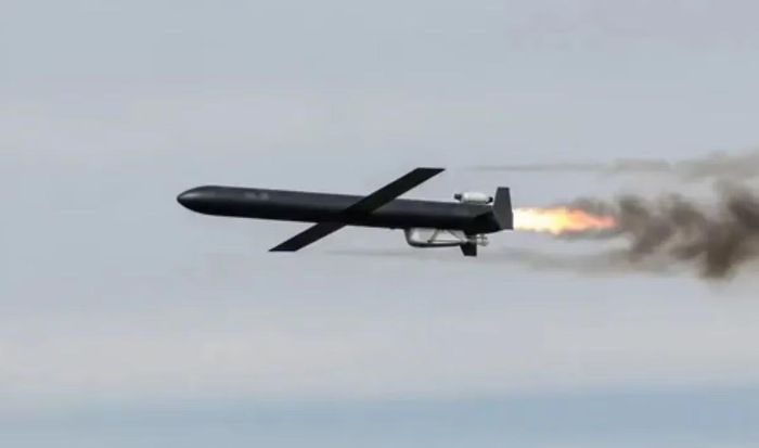 “Chỉ trong bốn ngày cuối tháng 8, khoảng 800 UAV phản lực đã được phóng đi, chủ yếu hướng về thủ đô Kiev. Nga đang đưa những UAV tấn công mới này vào chiến đấu, gần như ngay sau khi chúng được sản xuất hàng loạt”, The Sunday Times dẫn lời Đại tá Yuriy Ignat, phát ngôn viên của lực lượng phòng không, không quân Ukraine.