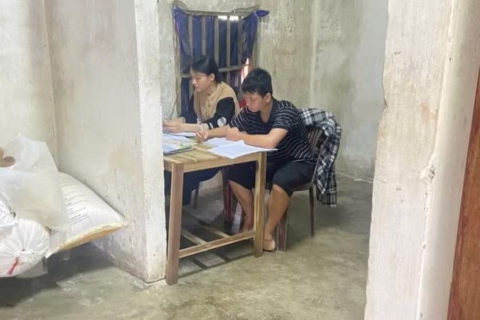 Mẹ bệnh bố đau, gia cảnh khánh kiệt nhưng trong căn nhà tuềnh toàng ấy, giấc mơ đến trường chưa bao giờ tắt đối với chị em Hiền.