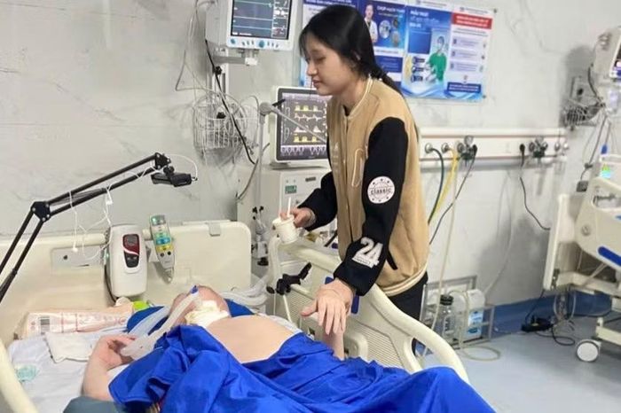 Nhìn bố duy trì sự sống bằng máy thở với những dây dợ chằng chịt khiến Hiền không thể cầm lòng.