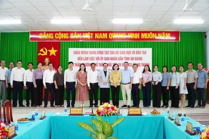 Đoàn công tác của Bộ GD&ĐT cùng các đại biểu chụp hình lưu niệm.