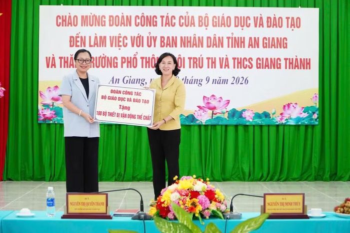 Thứ trưởng Nguyễn Thị Quyên Thanh trao bảng tượng trưng tặng 100 bộ thiết bị vận động thể chất cho học sinh An Giang.