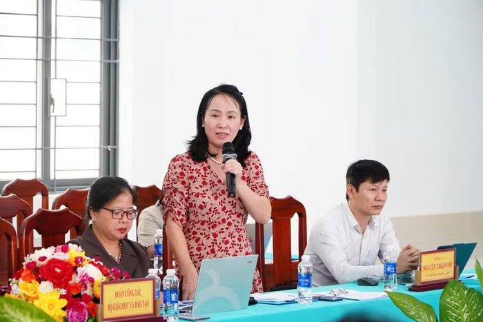 Bà Vũ Thị Ánh, Phó Vụ trưởng Vụ Giáo dục Phổ thông (Bộ GD&ĐT) phát biểu trao đổi tại buổi làm việc.