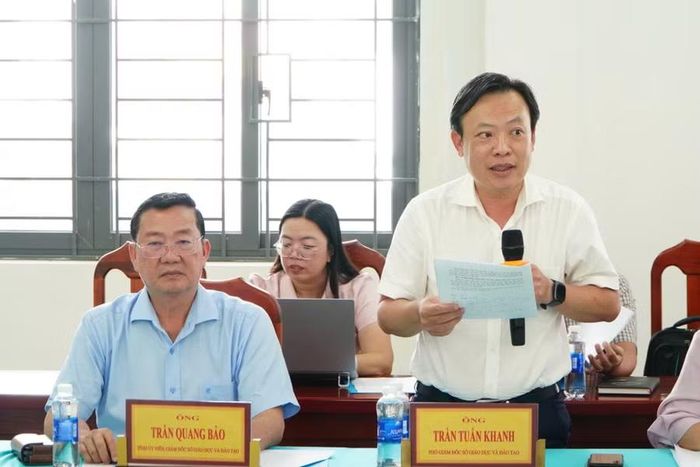 Ông Trần Tuấn Khanh, Phó Giám đốc Sở GD&ĐT tỉnh An Giang, báo cáo Đoàn công tác của Bộ GD&ĐT.