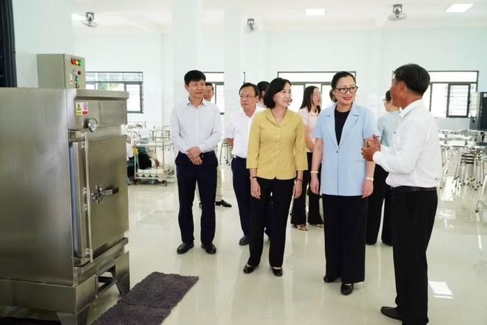 Đoàn công tác của Bộ GD&ĐT thăm Trường Phổ thông nội trú TH&THCS Giang Thành.