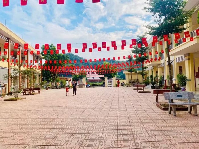 Trường Mầm non Chiềng Sinh được xây dựng khang trang.
