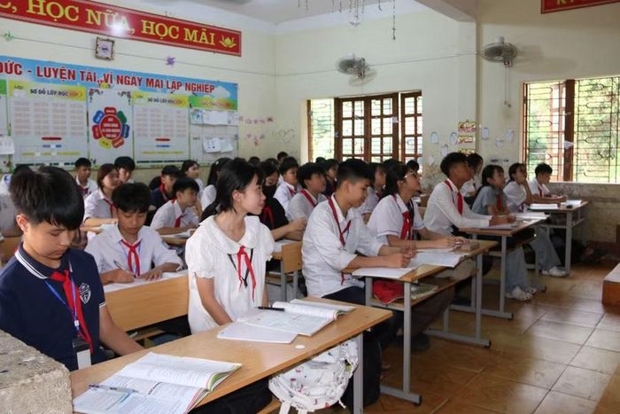 Học sinh trường THCS Chiềng Khương, xã Chiềng Khương đang lắng nghe giảng tại lớp.