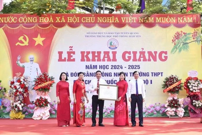 Đón Bằng công nhận Trường THPT đạt chuẩn quốc gia năm 2024.