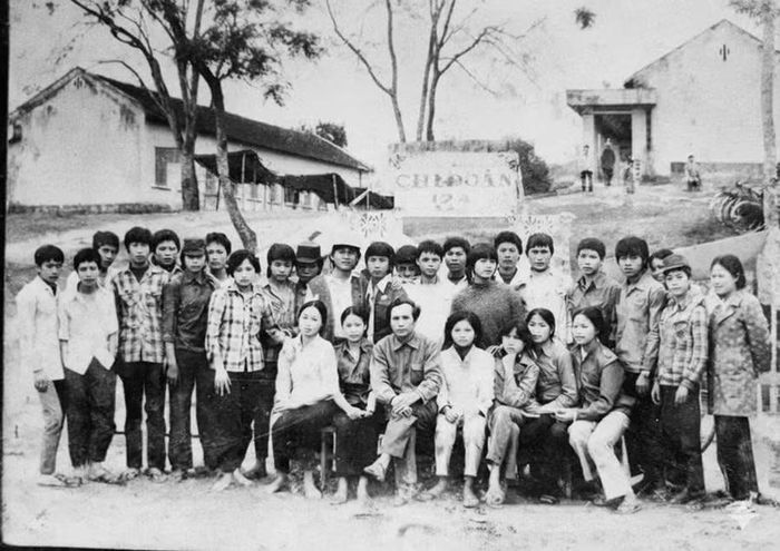 Lớp 12A Khóa 20 (1985–1988) chụp với thầy Hiệu trưởng Trần Sủng lúc cắm trại tại sân trường ngày 26.3.1988.
