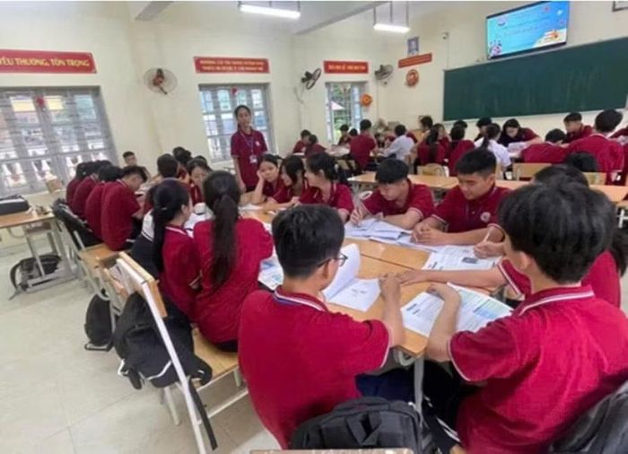 Học sinh tự học, thảo luận và hỗ trợ học tập ngoài giờ chính khóa.