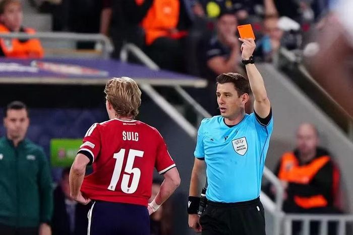 Sau khi tham khảo VAR, trọng tài đã rút thẻ đỏ với Pavel Sulc ở phút 25. Từ đó, chủ nhà CH Czech phải lùi sâu chống đỡ sức ép của tuyển Anh. Ảnh: PA.