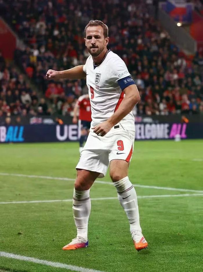 Đội trưởng tuyển Anh ăn mừng bàn thắng giúp đội khách tiến gần chiến thắng. Harry Kane tiếp tục cùng Anthony Gordon tạo nên khác biệt trên hàng công. Ảnh: Reuters.