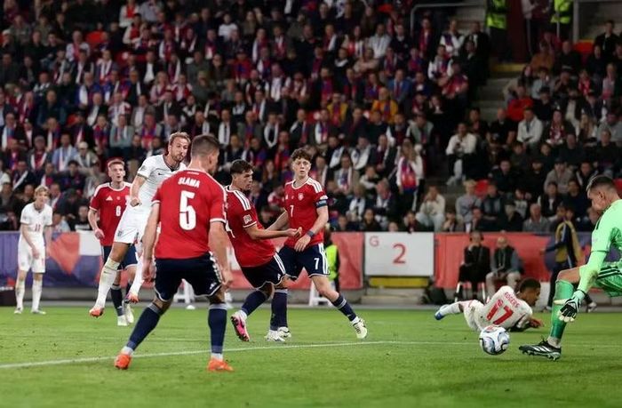 Đến phút 69, tiền đạo Harry Kane chớp thời cơ khi bóng bật ra sau pha xâm nhập của Morgan Rogers. Cú dứt điểm nâng cách biệt lên 2-0 cho Tam Sư. Ảnh: Getty Images.