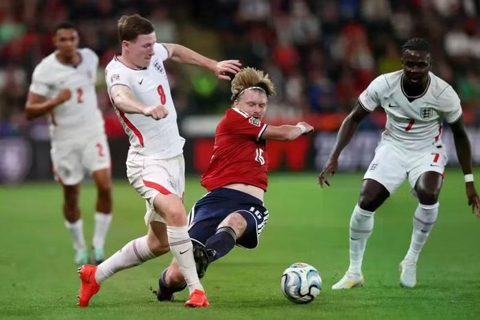 Bước ngoặt xuất hiện khi tiền vệ Pavel Sulc vào bóng nguy hiểm với tiền vệ Elliot Anderson. Ảnh: Getty Images.