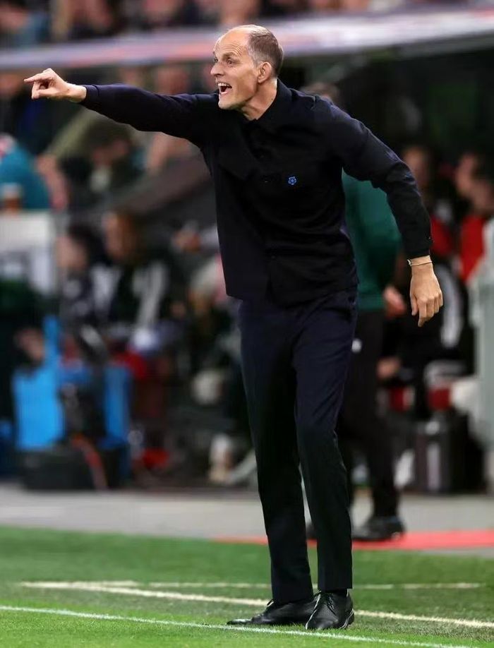 HLV Thomas Tuchel chỉ đạo học trò từ đường biên. Tuyển Anh bảo toàn tỷ số 2-0, tạm quên đi thất vọng sau thất bại trước Tây Ban Nha ở lượt trận trước. Ảnh: Getty Images.
