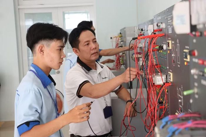 Tiết thực hành nghề điện tử, điện lạnh tại Trường Cao đẳng Cà Mau.