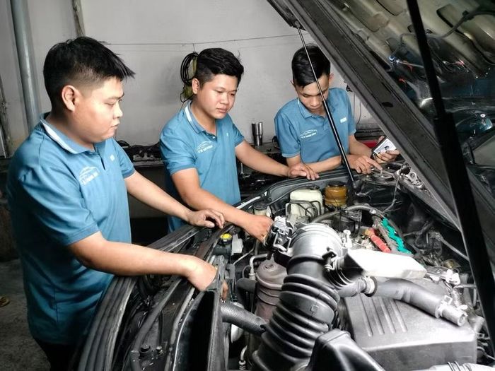 Tiết thực hành nghề sửa ô tô tại Trường Cao đẳng Cà Mau.