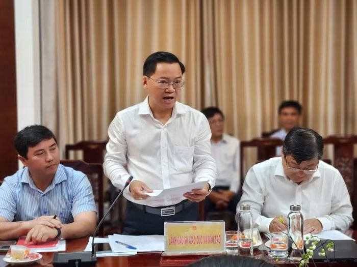 Ông Nguyễn Hồng Phúc - Phó Giám đốc Sở GD&ĐT tỉnh Tây Ninh, báo cáo tại buổi làm việc.