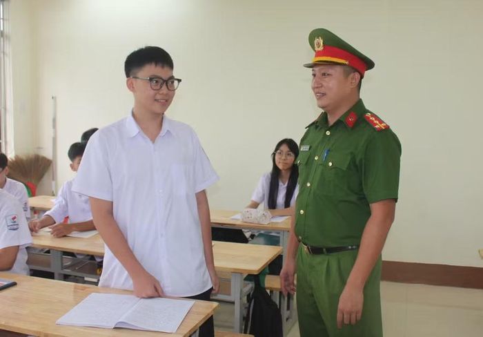Công an phường Tích Lương tuyên truyền cho học sinh Trường THPT Gang Thép.