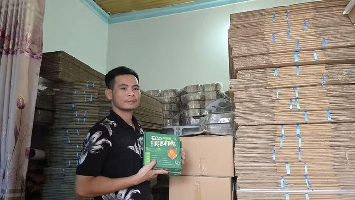 Anh Tài bên kho hàng của công ty tại xã Quý Lộc.