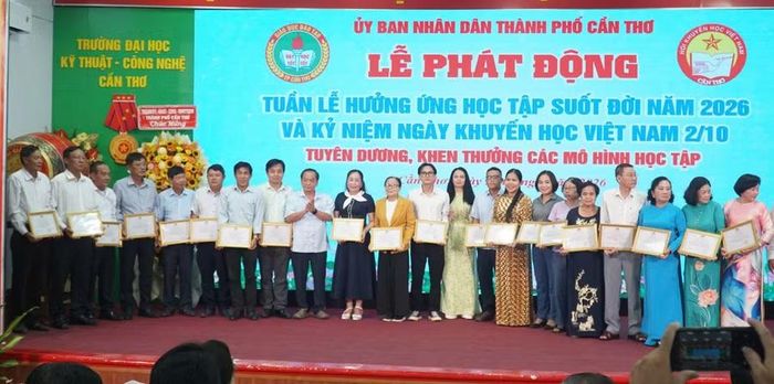 Tuyên dương, khen thưởng các mô hình học tập.