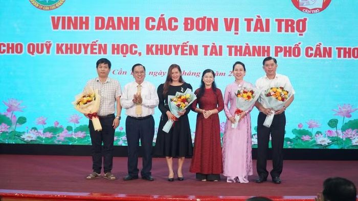 Vinh danh các đơn vị tài trợ cho Quỹ khuyến học, khuyến tài TP Cần Thơ.