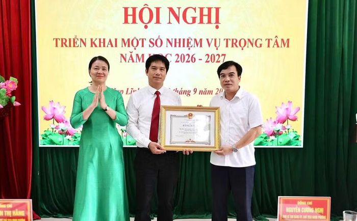 Ông Nguyễn Cương Nghị, Chủ tịch UBND phường Hạp Lĩnh trao Bằng khen của Chủ tịch UBND thành phố cho tập thể Trường THCS Khắc Niệm (cũ).