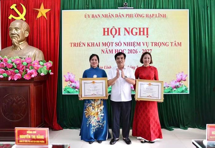 Ông Nguyễn Cương Nghị, Chủ tịch UBND phường trao Bằng khen của Chủ tịch UBND thành phố cho bà Nguyễn Thị Thanh Nhàn, Hiệu trưởng Trường Tiểu học Khắc Niệm (cũ) và bà Chu Thị Hạnh, Giáo viên Trường Trung học cơ sở Khắc Niệm (cũ).