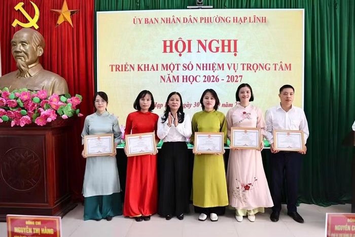 Bà Nguyễn Thị Hằng, Phó Chủ tịch UBND phường trao Giấy khen của Chủ tịch UBND phường cho các cá nhân đạt thành tích xuất sắc.