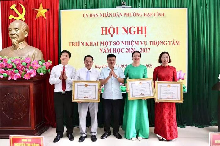 Ông Vũ Xuân Toàn, Chủ tịch Ủy ban MTTQ phường trao Danh hiệu “Tập thể Lao động xuất sắc” của Chủ tịch UBND thành phố cho Trường THCS Khắc Niệm (cũ), Trường TH và THCS Hạp Lĩnh (cũ) và Trường Tiểu học Khắc Niệm (cũ).