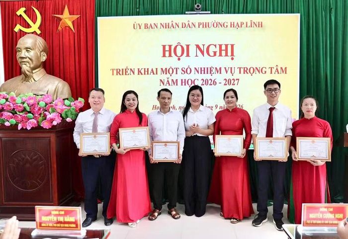 Bà Trần Thị Ngọc Tú, Trưởng phòng Văn hóa - Xã hội phường trao Giấy khen của Chủ tịch UBND phường cho các cá nhân đạt thành tích xuất sắc.