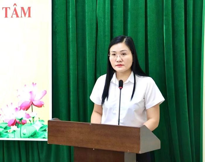 Bà Trần Thị Ngọc Tú, Trưởng phòng Văn hóa - Xã hội phường báo cáo kết quả thực hiện nhiệm vụ năm học 2025-2026 và triển khai nhiệm vụ năm học 2026 - 2027.