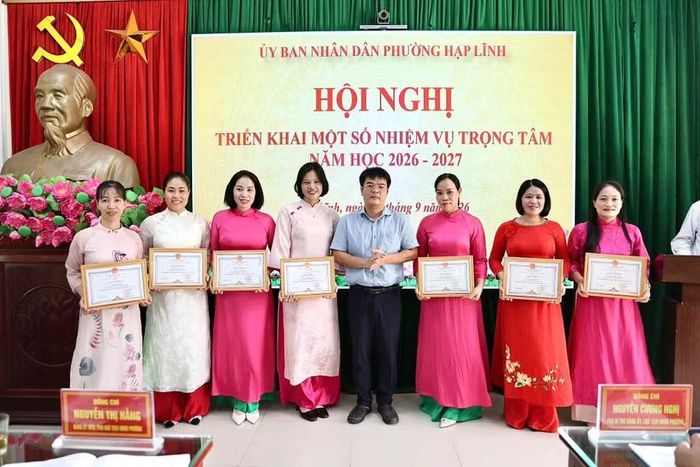 Ông Trần Minh Tú, Phó Chủ tịch HĐND phường trao Giấy khen của Chủ tịch UBND phường cho các cá nhân đạt thành tích xuất sắc.